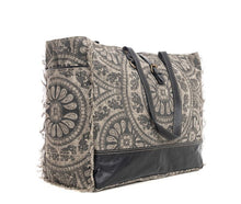 Load image into Gallery viewer, Carmela Weekender 9550
